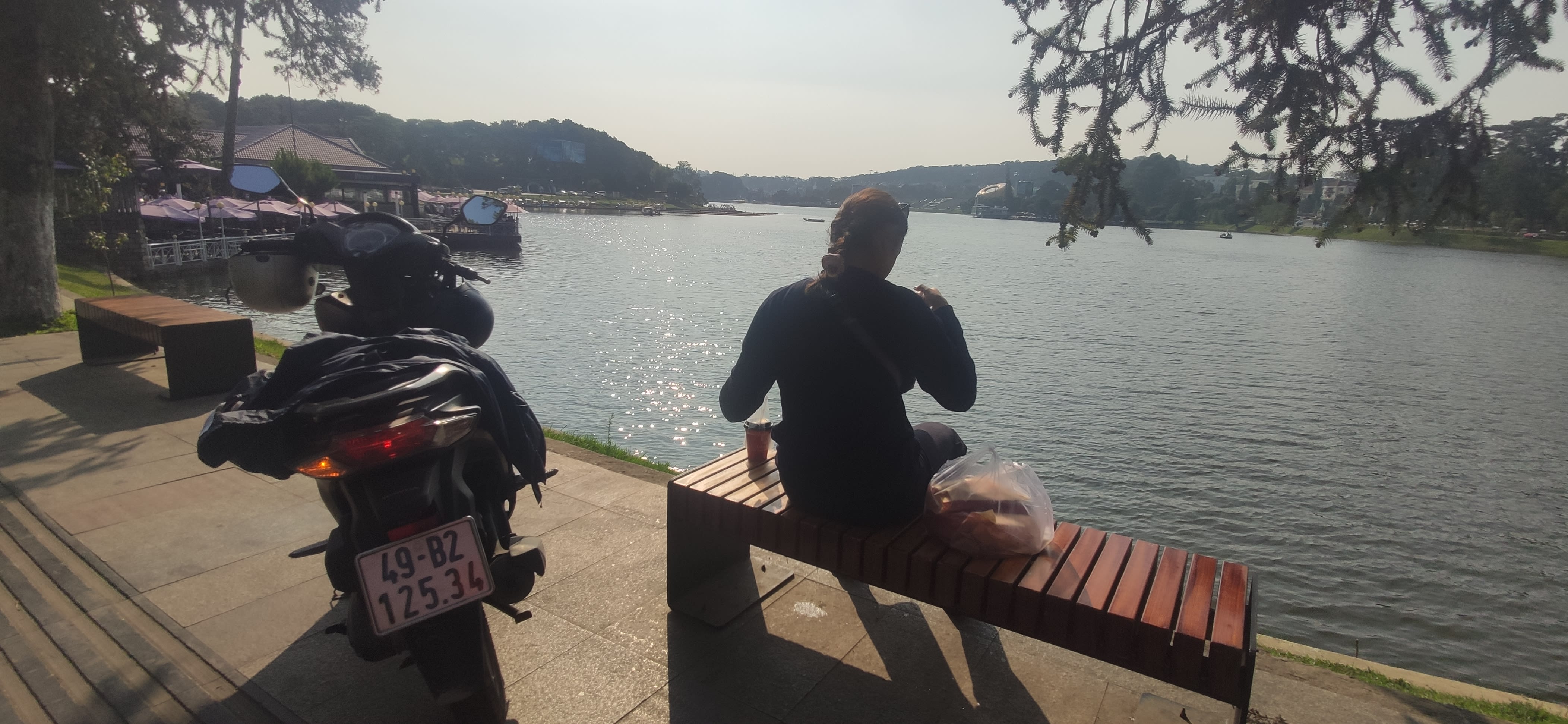 On est passé à la boulangerie puis on s’est posé au lac