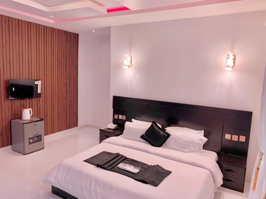 DELUXE ROOM