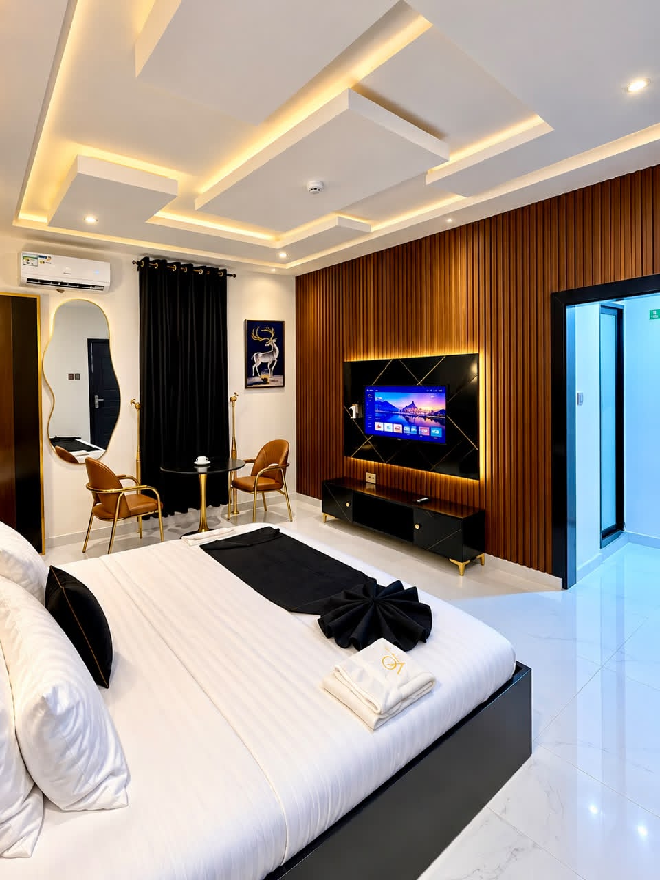 EXECUTIVE ROOM