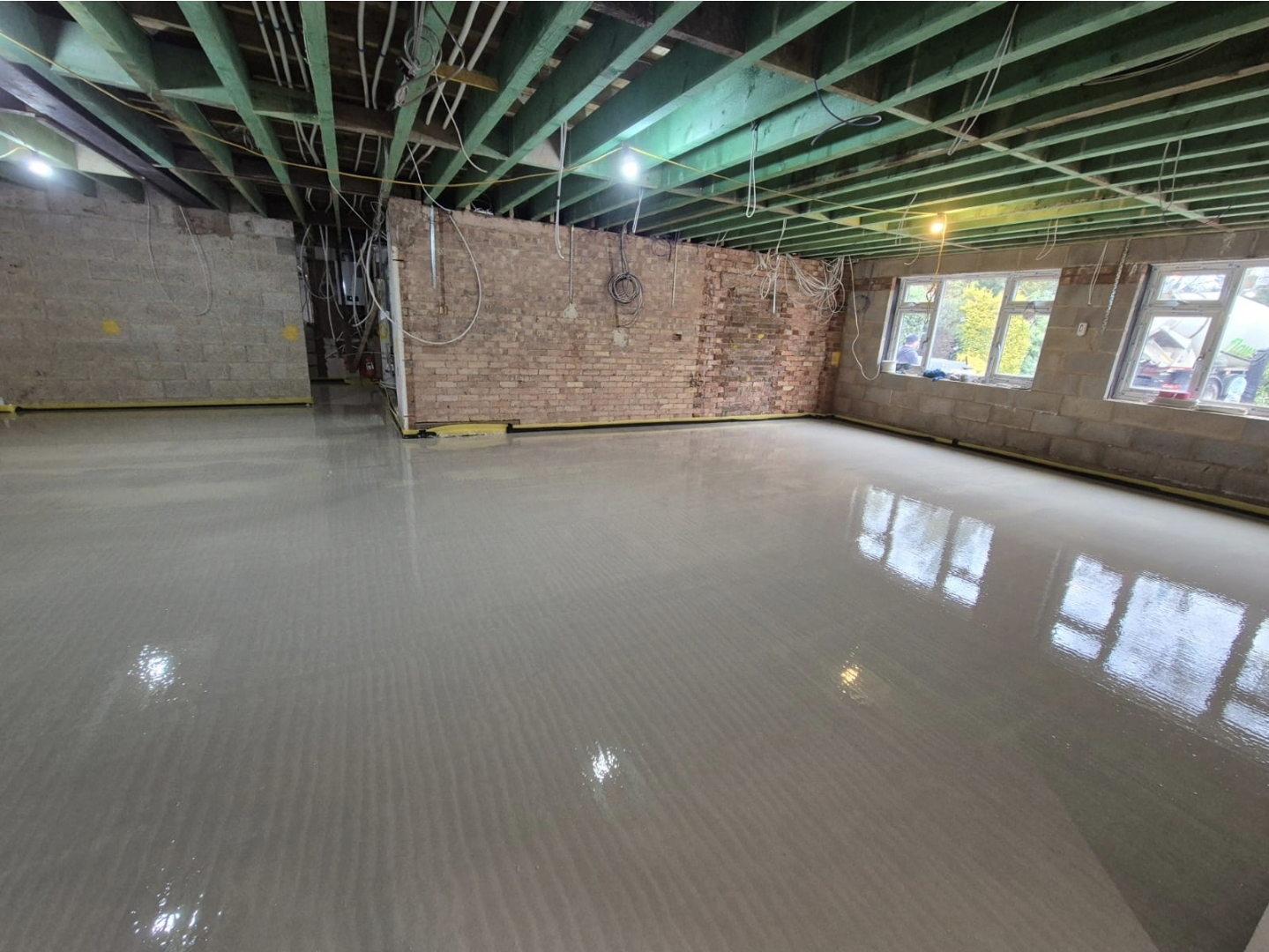 Liquid screed pour