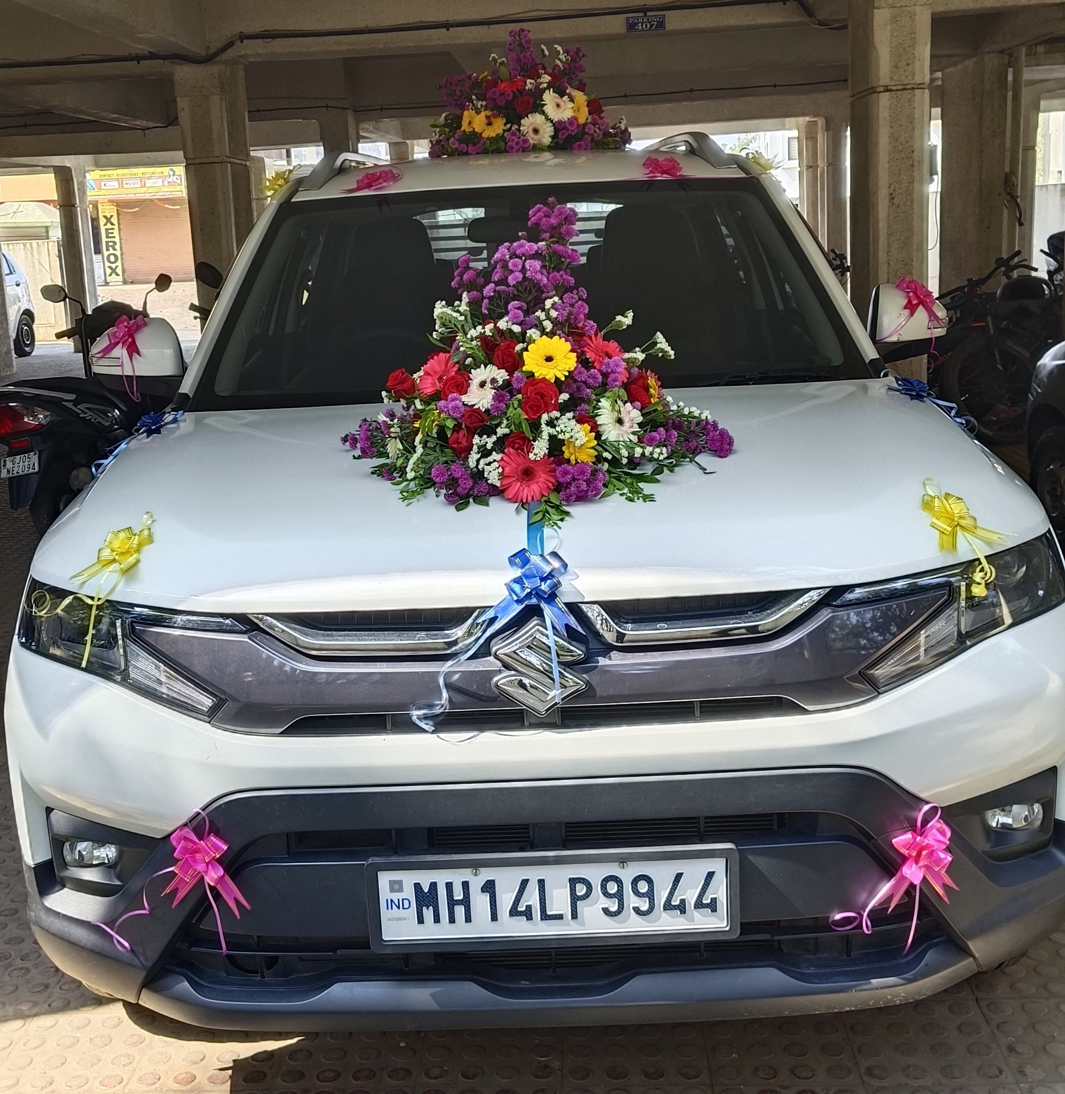 Classic Fresh Flower Wedding Car Decoration with Ribbon Accents
