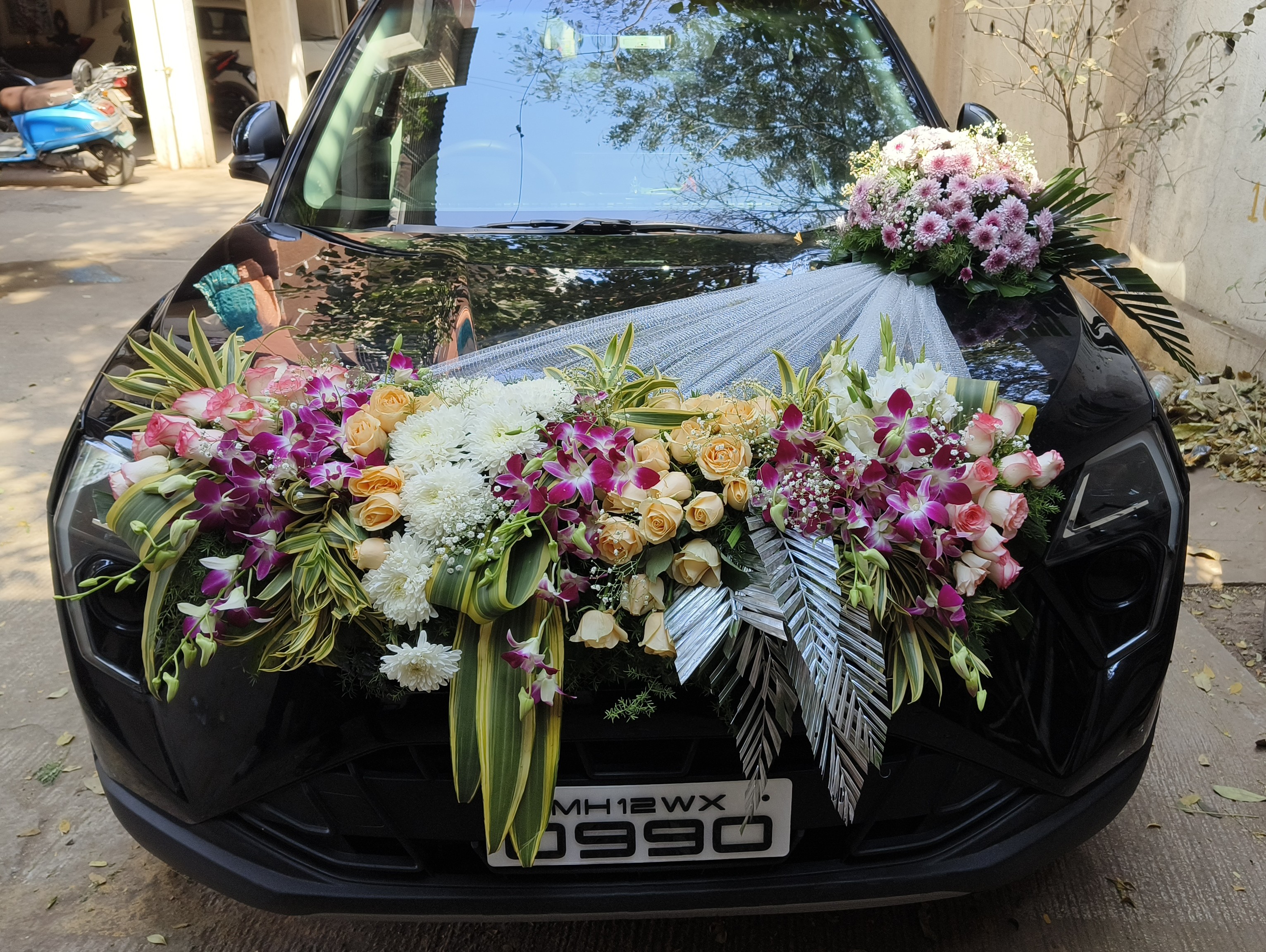 Elegant Fresh Flower Car Decoration – Premium Wedding Design