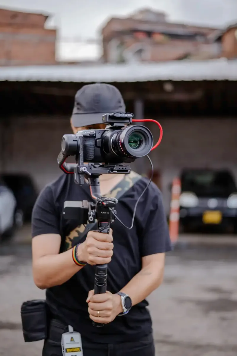 Cámara y equipo profesional para producción audiovisual | DUAL PRODUCTORA