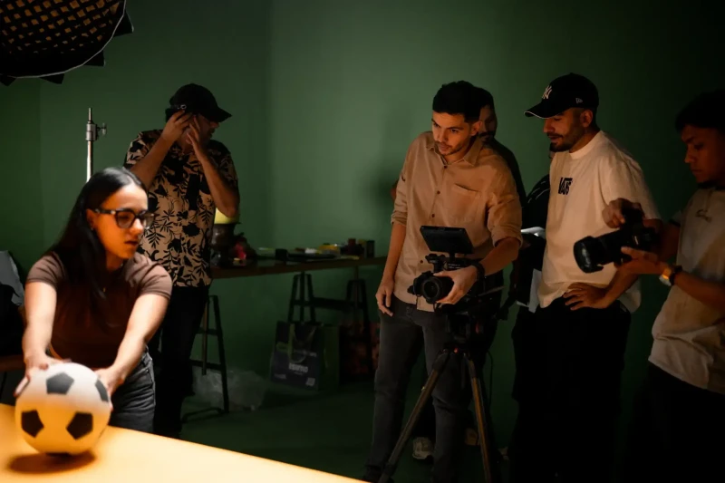 Detrás de cámaras de dirección creativa en estudio de cine y video | DUAL PRODUCTORA
