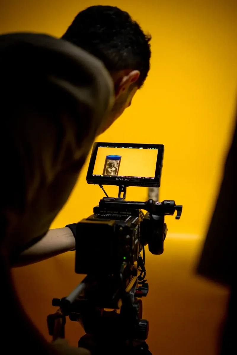 Producción de video en estudio profesional con fondo sin fin de color en Medellín | DUAL PRODUCTORA