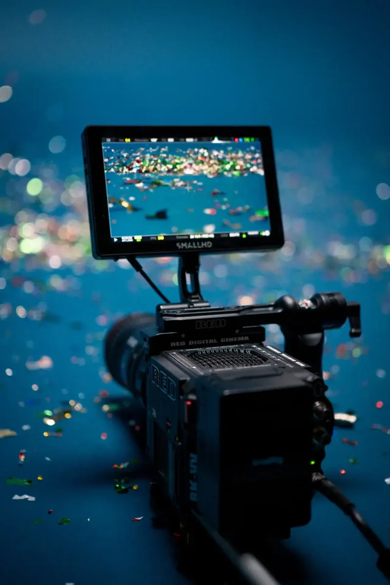 Cámara de cine RED en estudio profesional con fondo sin fin de color | DUAL PRODUCTORA