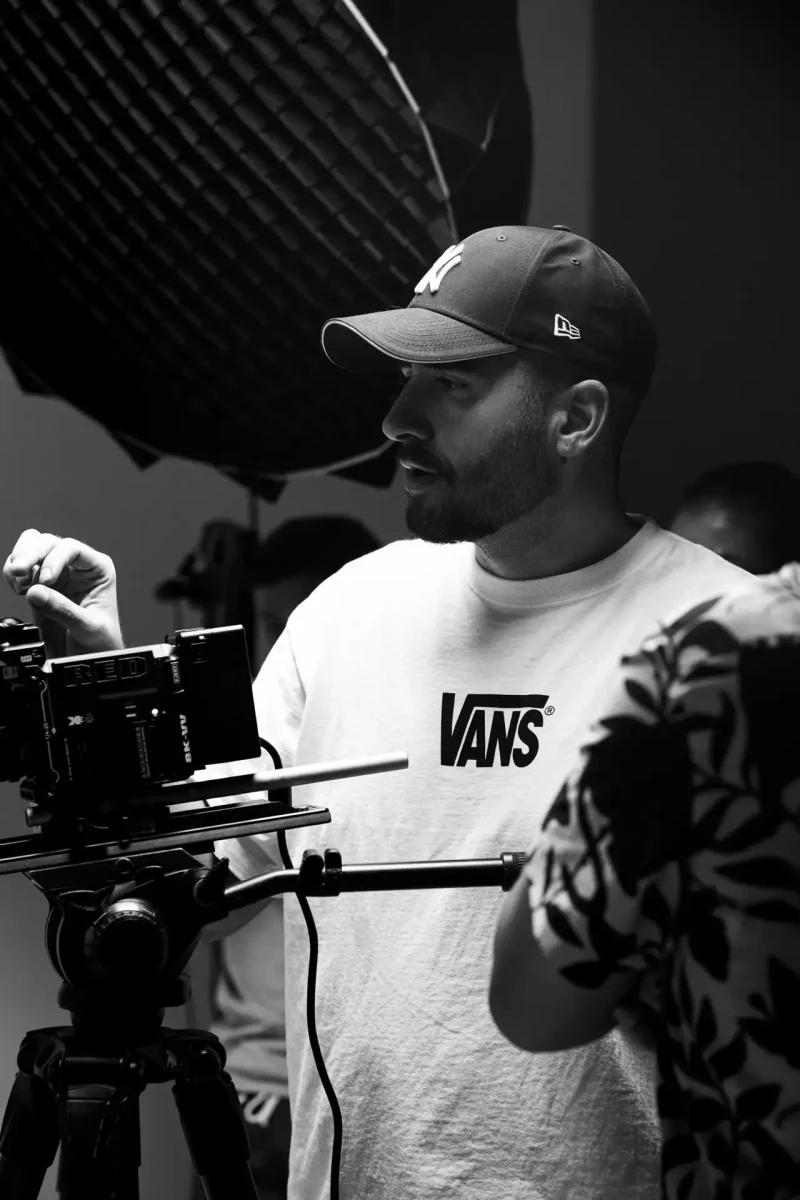 Director de fotografía operando cámara de cine digital en set de grabación | DUAL PRODUCTORA