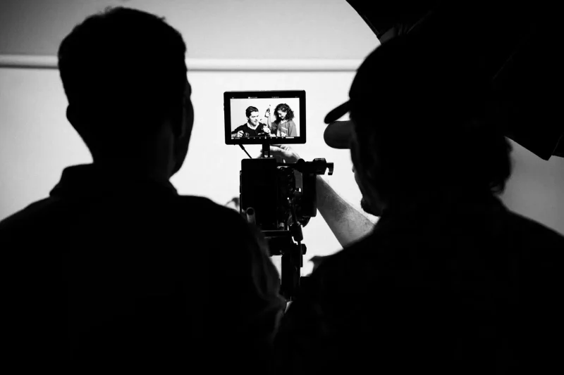 Monitoreo de imagen por equipo de dirección audiovisual durante rodaje | DUAL PRODUCTORA