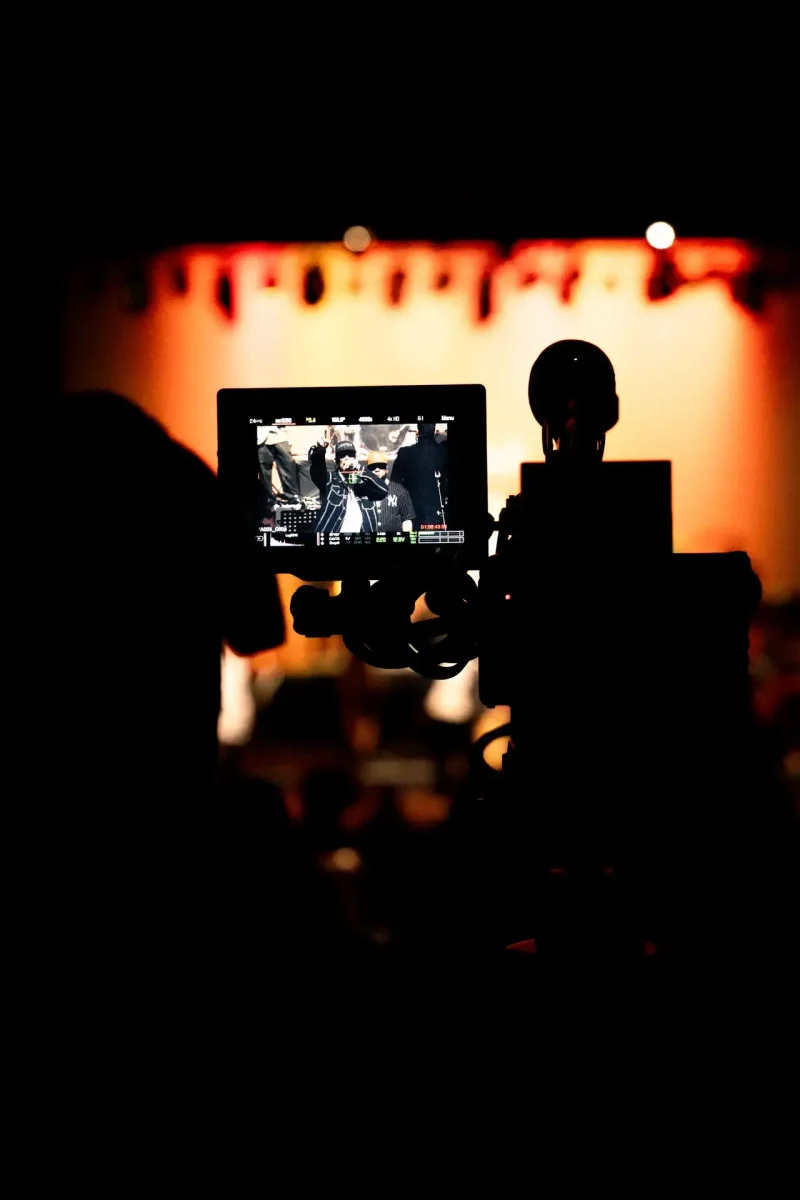 Camarógrafo profesional operando cámara de cine durante concierto en vivo | DUAL PRODUCTORA
