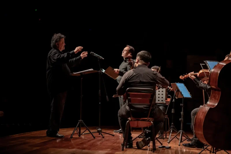 Director de orquesta y músicos en concierto en vivo | DUAL PRODUCTORA