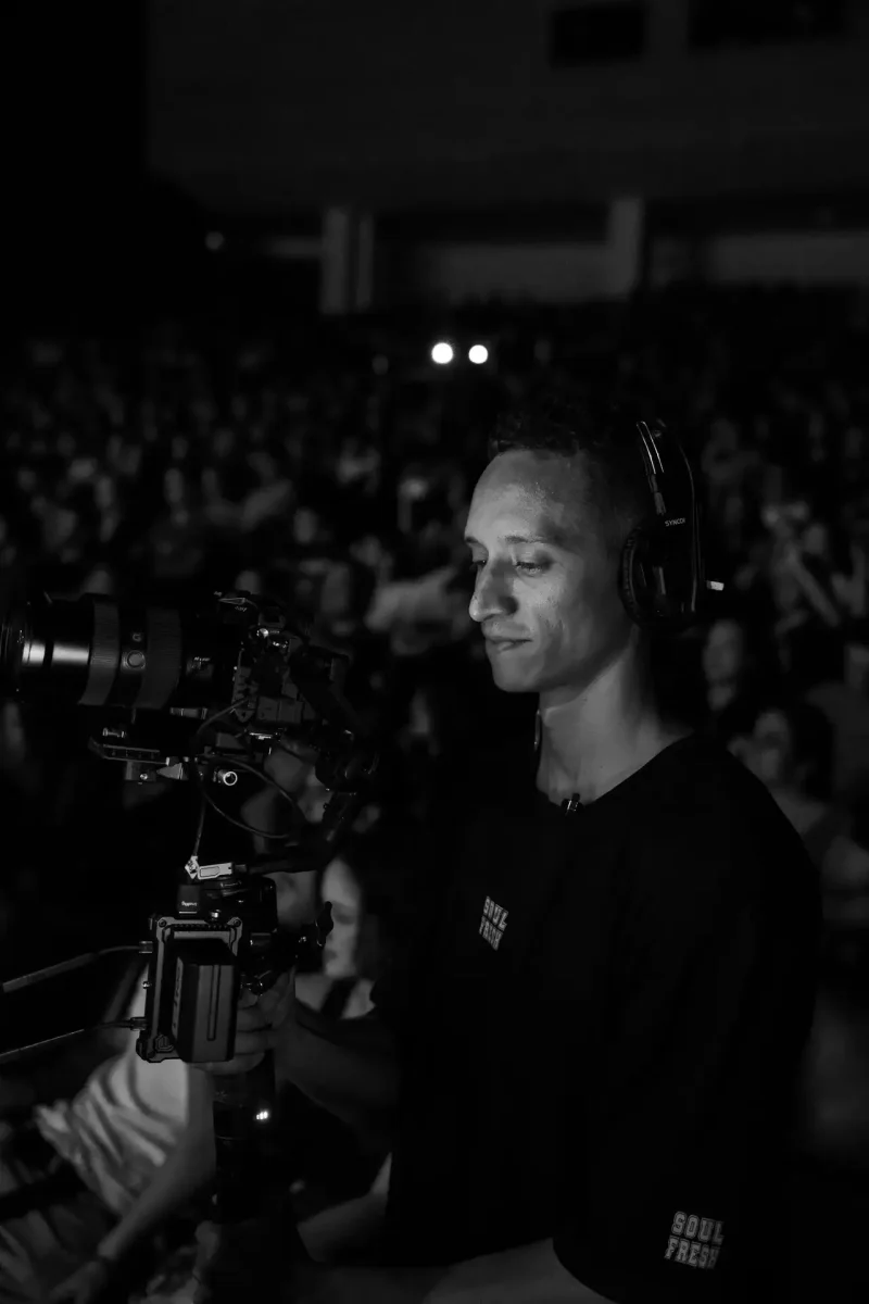 Videógrafo profesional grabando un concierto en vivo | DUAL PRODUCTORA