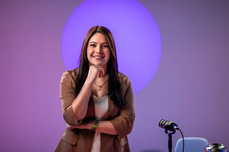 Retrato de presentadora en estudio de grabación de video podcast en Medellín | DUAL PRODUCTORA