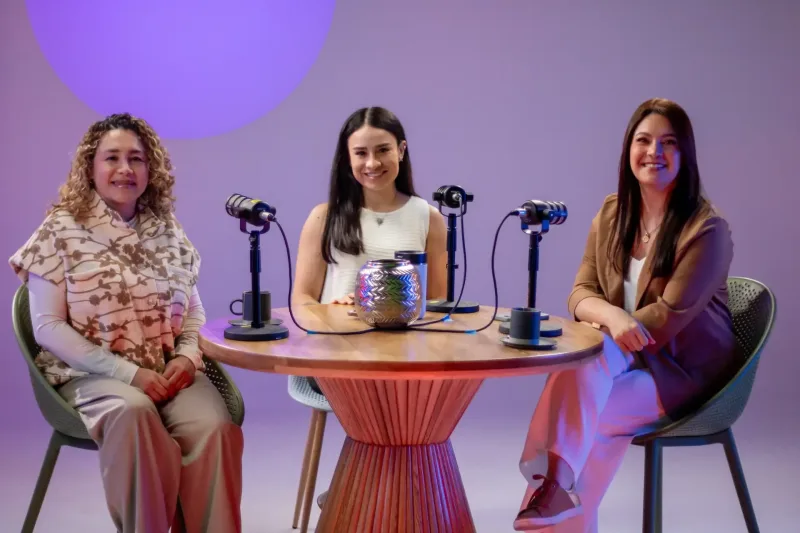 Producción audiovisual de videopodcast con panel de invitadas en set profesional | DUAL PRODUCTORA