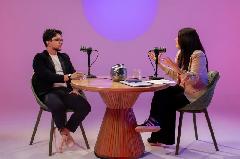 Estudio de podcast equipado para entrevistas y charlas en Medellín, Antioquia | DUAL PRODUCTORA