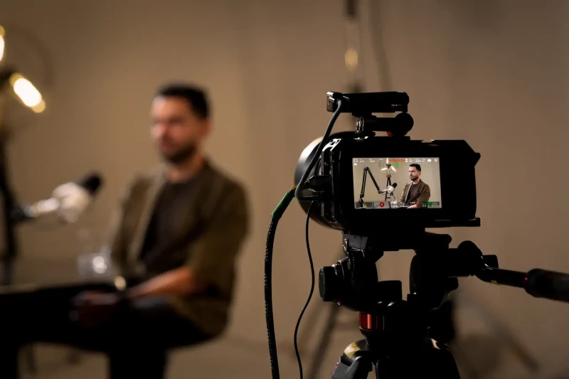 Detrás de cámaras de grabación de videopodcast con calidad cinematográfica | DUAL PRODUCTORA