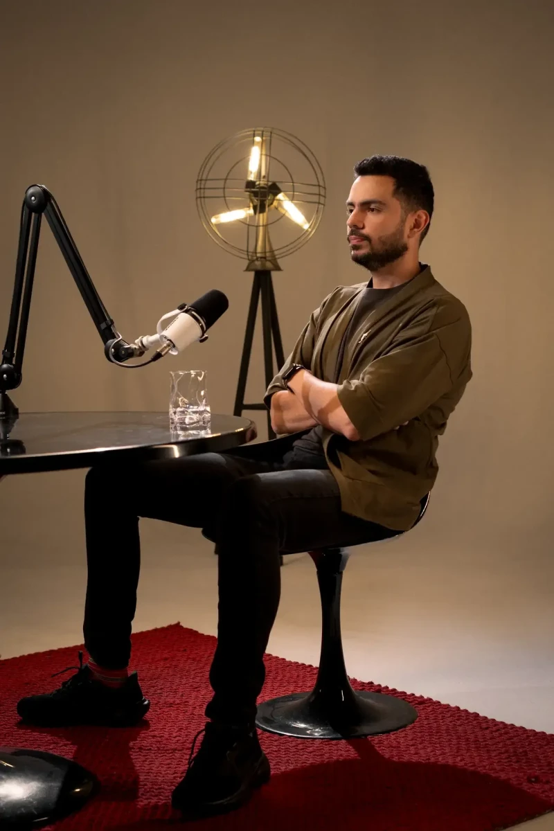 Alquiler de set de grabación y dirección de arte para podcast en Medellín | DUAL PRODUCTORA