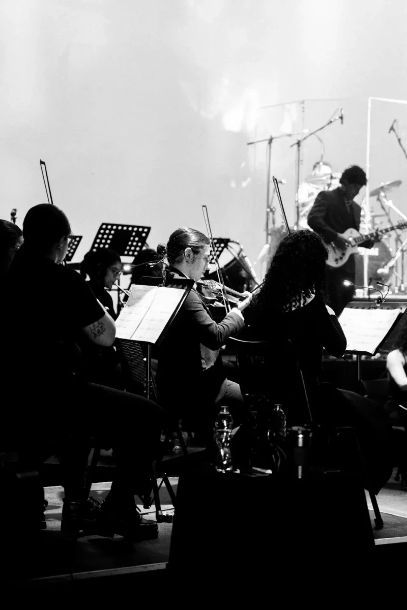 Fotografía documental en blanco y negro de músicos y orquesta en Medellín | DUAL PRODUCTORA