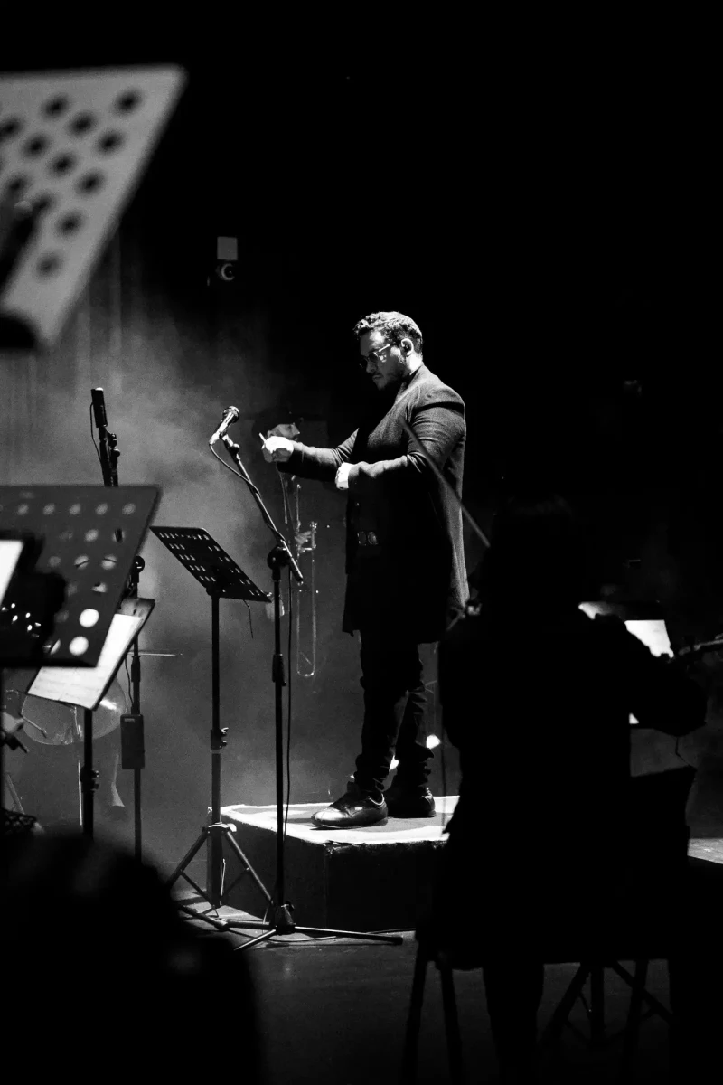 Retrato fotográfico de director de orquesta durante presentación en vivo | DUAL PRODUCTORA