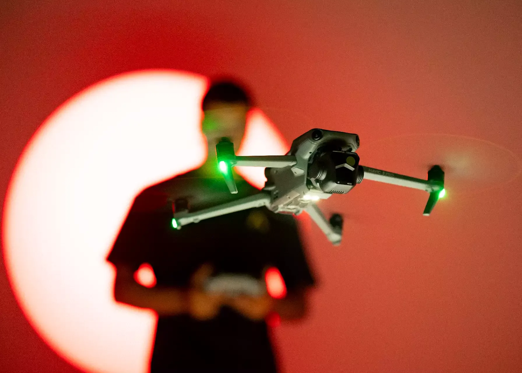 Filmación aérea cinematográfica con drones profesionales en Colombia