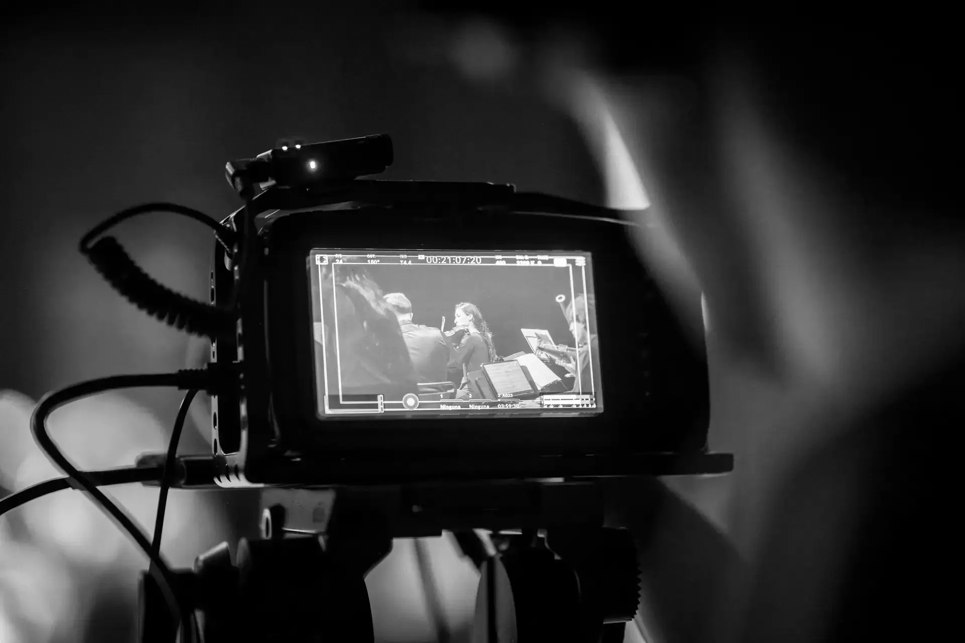Cámara de video profesional grabando una orquesta de música clásica en vivo | DUAL PRODUCTORA