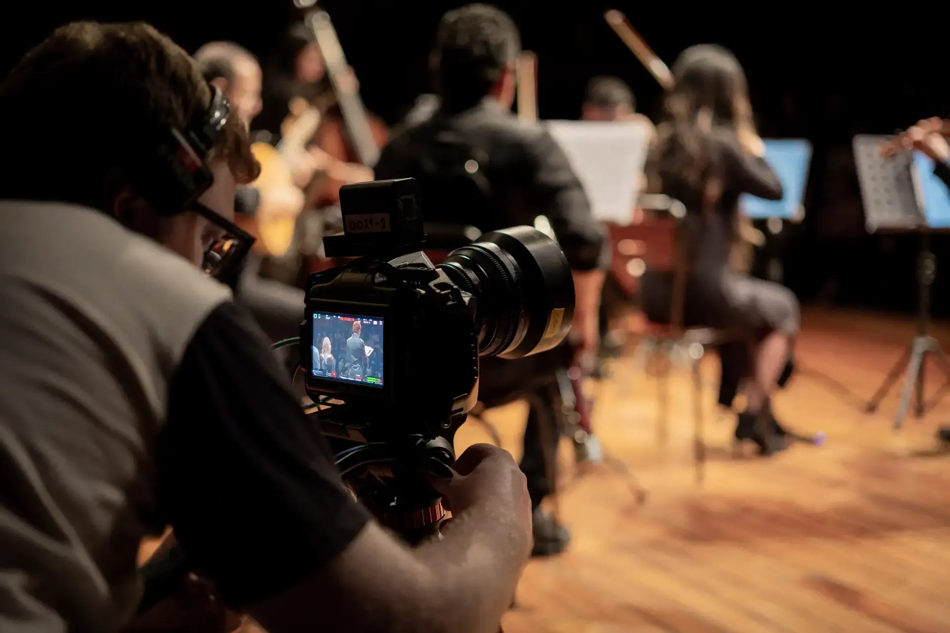 Camarógrafo profesional operando cámara de cine durante concierto de orquesta | DUAL PRODUCTORA