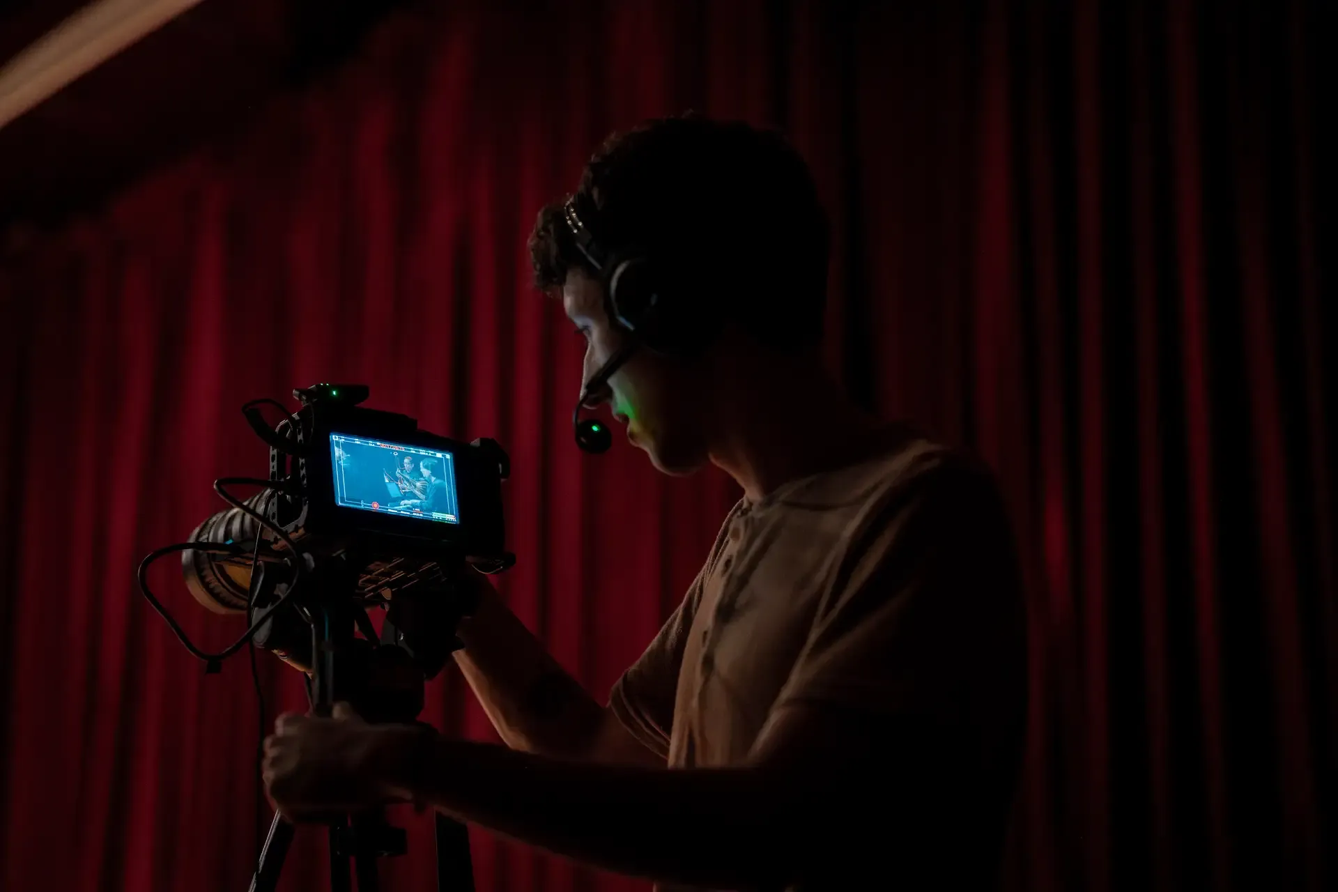 Operador de cámara profesional grabando un concierto | DUAL PRODUCTORA