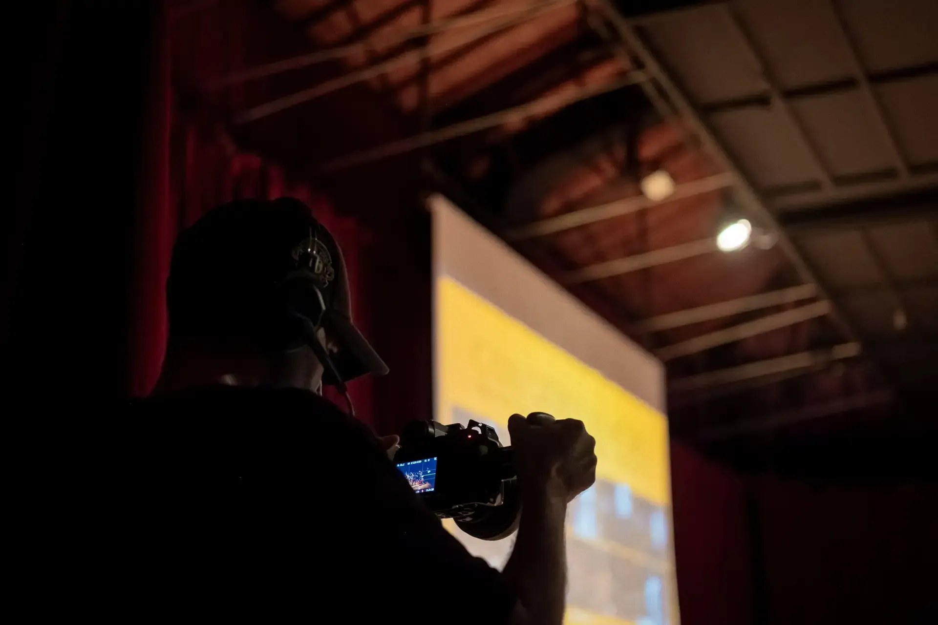 Videógrafo profesional operando cámara de cine durante concierto de orquesta | DUAL PRODUCTORA
