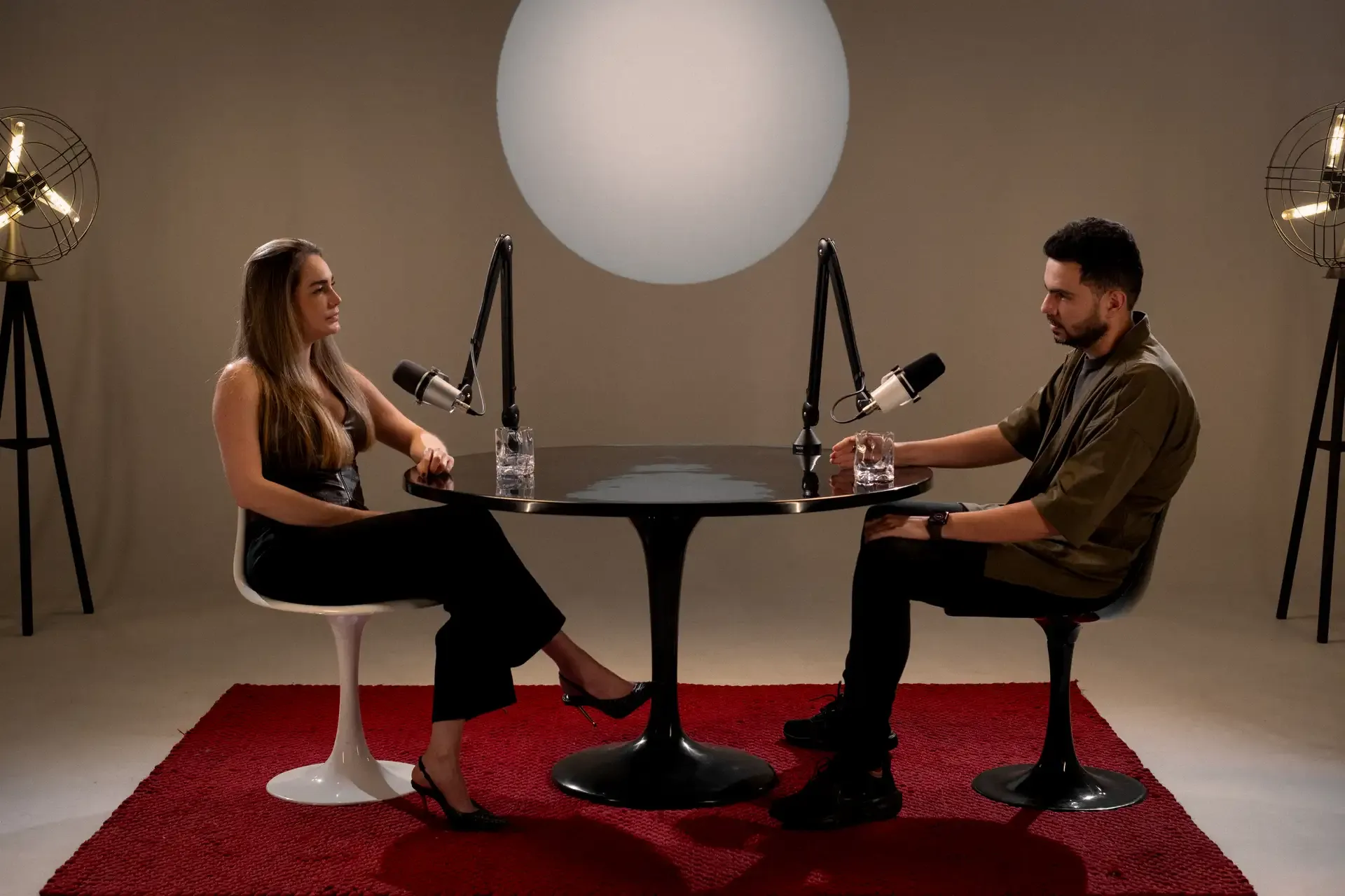 Estudio profesional para grabación de podcast de entrevistas en Medellín | DUAL PRODUCTORA
