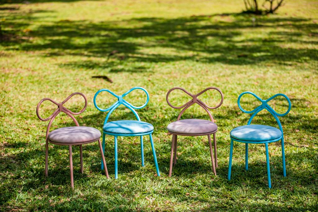 pink and blue bow chair