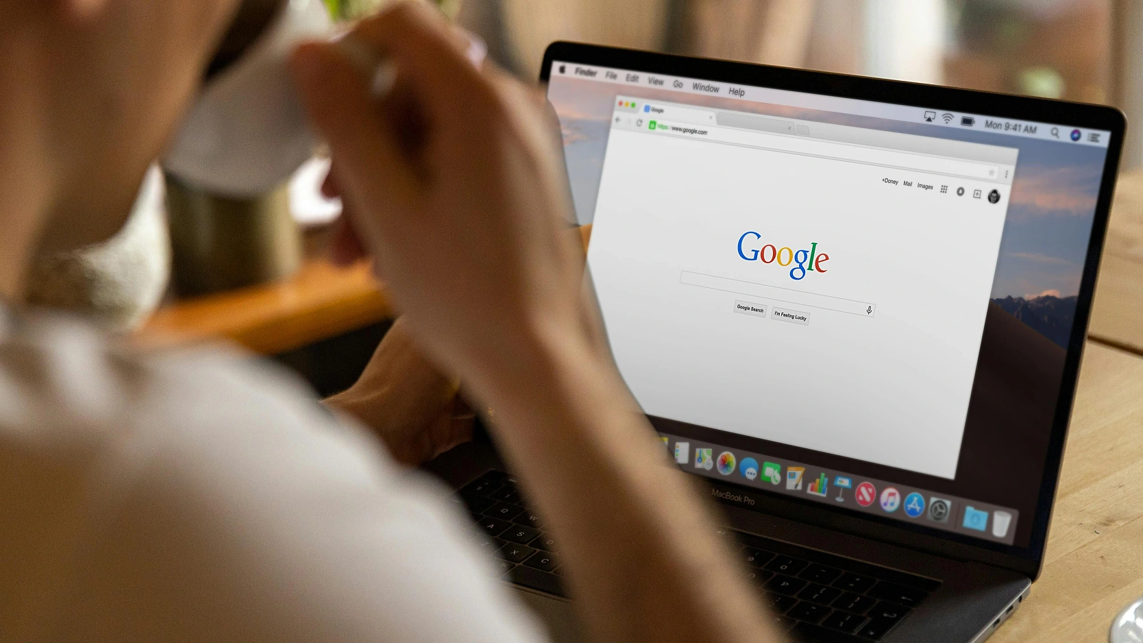 Bild eines Laptops mit geöffnetem Chrome Browser