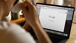 Bild eines Laptops mit geöffnetem Chrome Browser