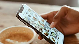 Bild eines Smartphones, das Instagram geöffnet zeigt.