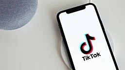Nahaufnahme eines Smartphones, auf dem TikTok geöffnet wird.