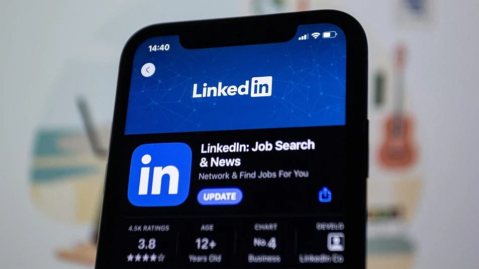 Nahaufnahme eines Smartphones, auf dem die Plattform LinkedIn angezeigt wird.