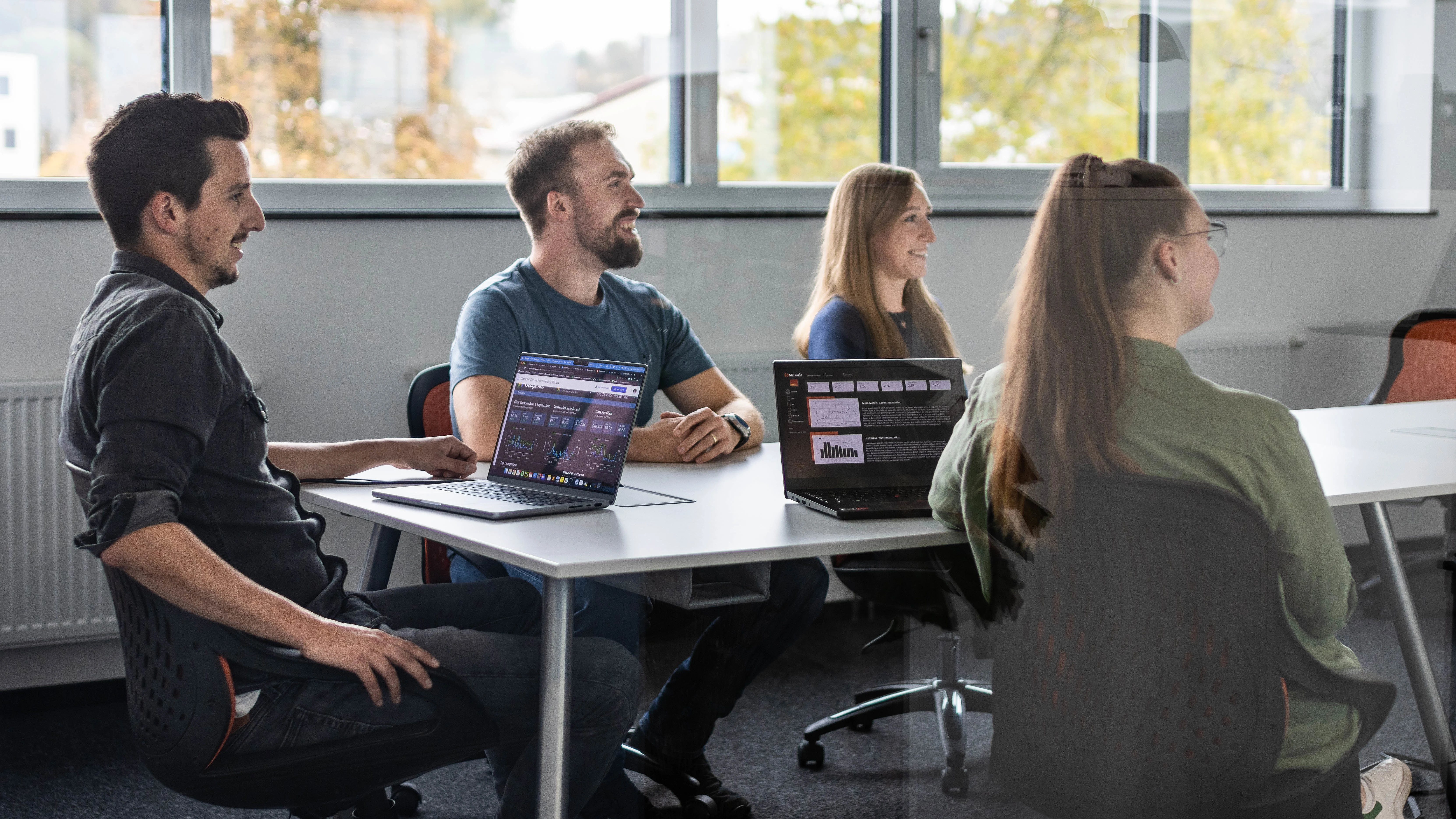 Vier Mitarbeiter von Sunlab im Meeting