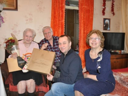 Глава городского округа Воскресенск поздравил с юбилеем кавалера ордена Трудового Красного Знамени