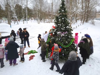 Сытьковчане веселились и ёлку наряжали