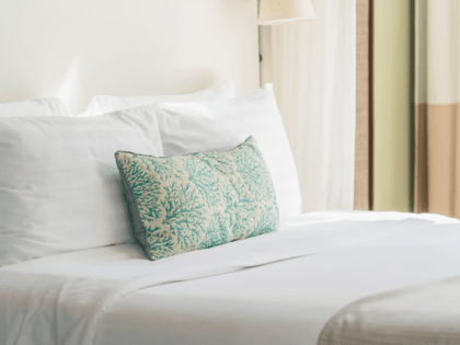 Врач рассказал, какие болезни могут развиться, если редко менять постельное белье