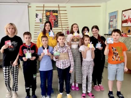 Молодёжный центр «квАРТал» Комплексного Молодёжного Центра «Сфера» регулярно навещает ребят, находящихся на госпитализации в Детской городской клинической больнице святого Владимир