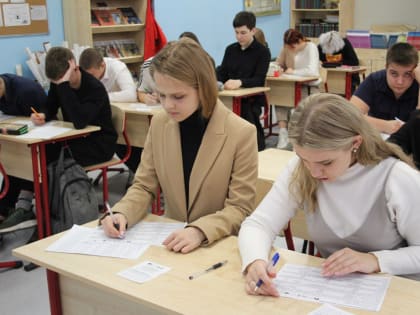 Председатель Совета депутатов Мария Тарасова совместно с коллегами по депутатскому корпусу и членами Молодёжного парламента присоединились к международной акции «Тест по истории Ве