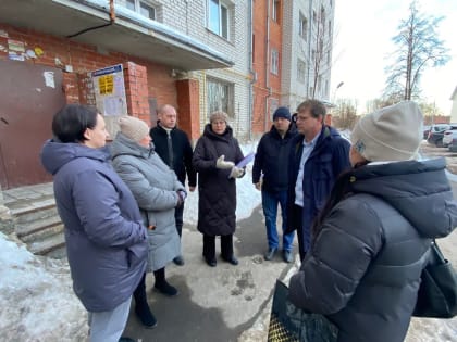 Сергей Бородин совместно с коллегой по депутатскому корпусу Еленой Белолипецкой провели встречу на дворовой территории