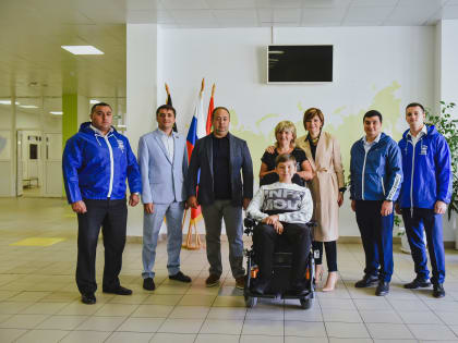 Ксения Мишонова и Дмитрий Волошин подарили новую инвалидную коляску юному химчанину
