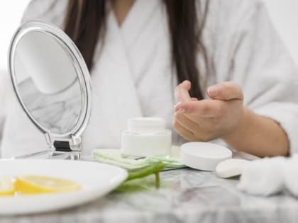 Врач назвала самые полезные процедуры для осеннего ухода за кожей