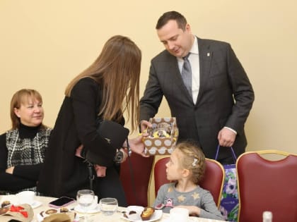 В преддверии Международного женского дня Глава Королёва Игорь Трифонов вместе с депутатом Московской областной Думы Сергеем Керселяном встретились с матерями и женами военнослужащи