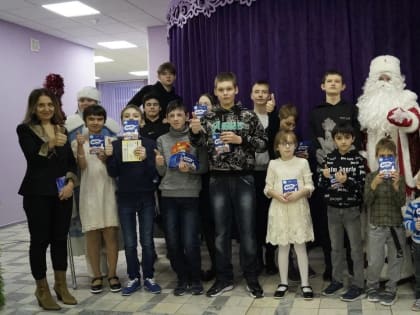 Волонтеры дали новогоднее представление для детей из 