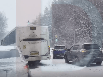 Автобус Мострансавто растолкал машины на светофоре в Чеховском округе