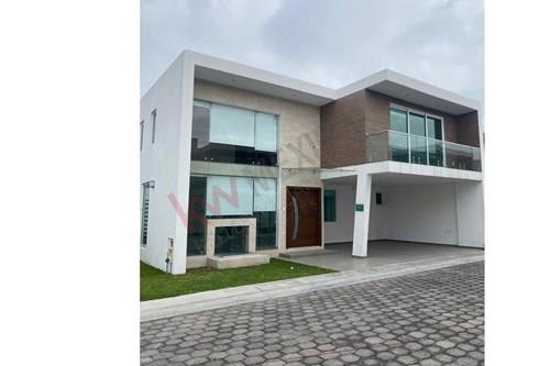 CASA EN RENTA EN EXCLUSIVO FRACCIONAMIENTO A UNA CUADRA DE TOWN SQUARE METEPEC,ESTADODE MEXICO