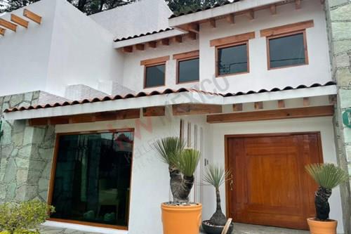 Imagen 2 de Lujosa residencia en venta en el fraccionamiento club de golf San Carlos, Metepec