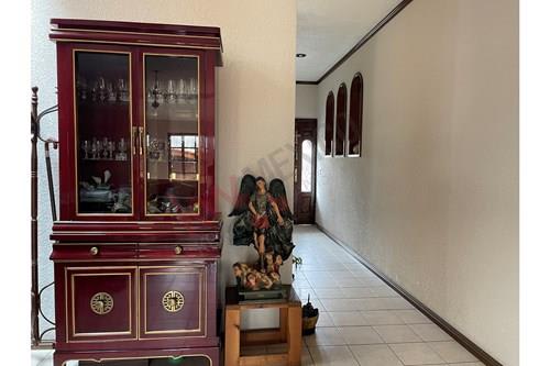Imagen 6 de SE VENDE AMPLIA CASA RODEADA DE ÁREAS VERDES EN ZONA PRIVILEGIADA EN LA VIRGEN, METEPEC, ESTADO DE M