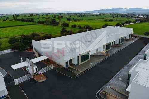 Imagen 10 de Nave industrial en venta en Querétaro, enfrente de la Alameda, en vialidad amplia